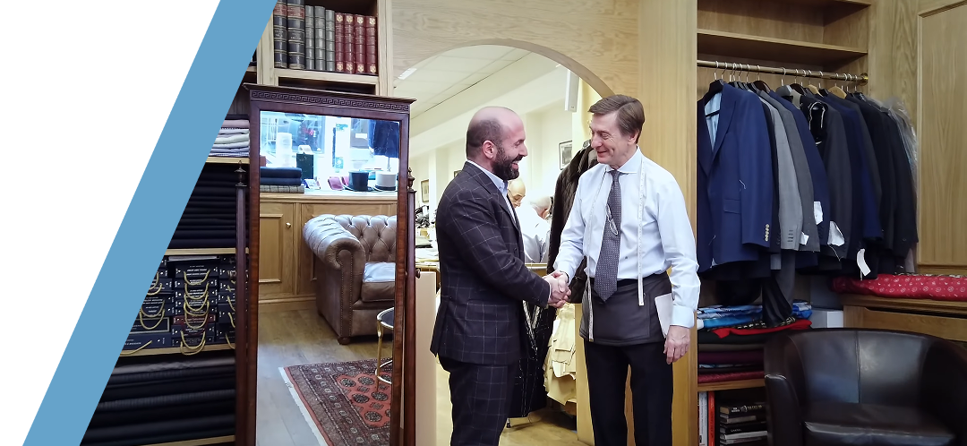 Ο Δρ. Παναγιώτης Γκίκας συναντά τον Terry Haste στο ραφείο του, πριν από την αρθροπλαστική γόνατος MAKO®.